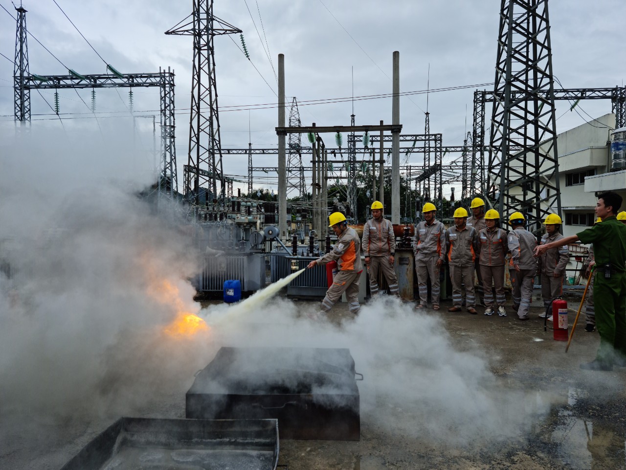 Thực tập phương án chữa cháy và cứu nạn cứu hộ tại Trạm 110KV